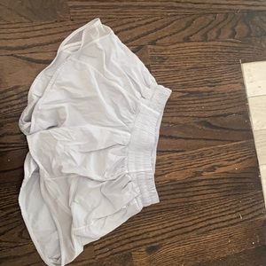 grayish/white lulu lemon 2.5 inch shorts